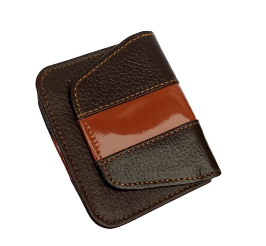 Monedero de cuero con sujetador a correa